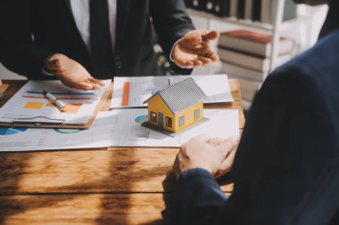 Emlakçı ve müşteri ev, sigorta ya da emlak satın almak için sözleşme imzalarlar. Ev kiralarlar, sigorta yaptırırlar, emlak veya emlak kredisi alırlar..