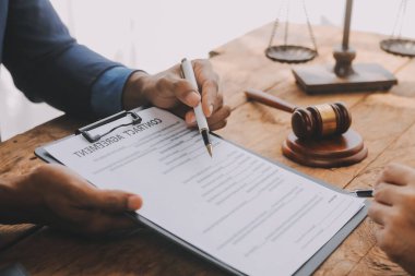 Adalet ve hukuk kavramı. Hukuk Müşaviri tokmak ve yasal hukuk veya yasal ile imzalanmış bir sözleşme istemciye sunar arka planda hukuk firmasında takım toplantısı