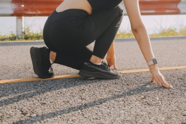 günbatımı sırasında çalışan kırsal bir yolda genç bayan