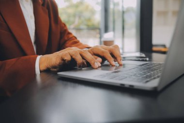 Toplantı odasında birlikte çalışan iş adamları, takım çalışması arka plan çizelgeleri ve grafikler, çift pozlama başarılı takım çalışması, iş planlama konsepti.