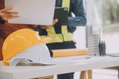 Mühendis Ekibi Toplantısı, Çizim Çalışma Alanı, İnşaat ve Yapı Konsepti 'ndeki model oluşturma ve mühendislik araçları üzerinde ortakla birlikte çalışarak proje için plan toplantısı üzerinde çalışıyor.