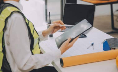 Mühendis Ekibi Toplantısı, Çizim Çalışma Alanı, İnşaat ve Yapı Konsepti 'ndeki model oluşturma ve mühendislik araçları üzerinde ortakla birlikte çalışarak proje için plan toplantısı üzerinde çalışıyor.