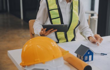 Mühendis Ekibi Toplantısı, Çizim Çalışma Alanı, İnşaat ve Yapı Konsepti 'ndeki model oluşturma ve mühendislik araçları üzerinde ortakla birlikte çalışarak proje için plan toplantısı üzerinde çalışıyor.