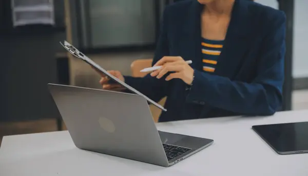 Asian Businesswoman Using Laptop Computer Working Office Calculator Document Desk — ストック写真