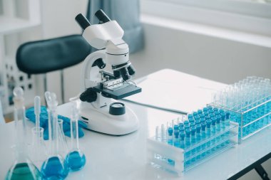 Coronavirus aşısı geliştirmek için mikroskop ile çalışan biyokimyasal araştırma ekibi farmasötik araştırma laboratuvarında, seçici odaklı