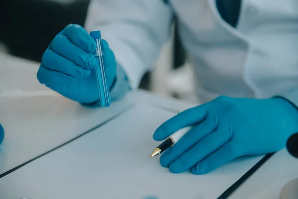 Gruppo Ricercatori Biochimici Che Lavorano Con Microscopio Sviluppo Del Vaccino — Foto Stock