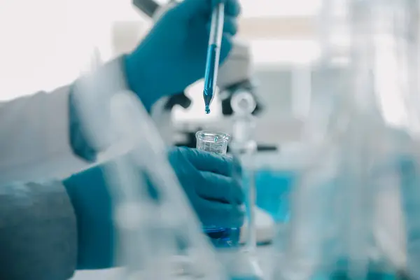 Команда Біохімічних Дослідників Працює Мікроскопом Розробки Вакцин Проти Коронавірусу Лабораторії — стокове фото