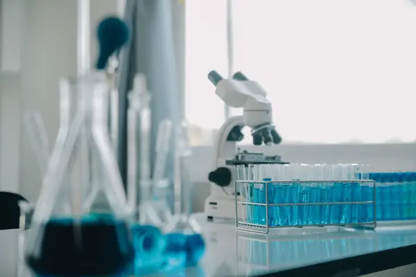 Gruppo Ricercatori Biochimici Che Lavorano Con Microscopio Sviluppo Del Vaccino — Foto Stock