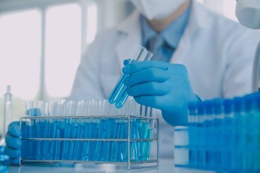 Coronavirus aşısı geliştirmek için mikroskop ile çalışan biyokimyasal araştırma ekibi farmasötik araştırma laboratuvarında, seçici odaklı