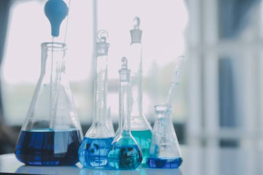 Coronavirus aşısı geliştirmek için mikroskop ile çalışan biyokimyasal araştırma ekibi farmasötik araştırma laboratuvarında, seçici odaklı