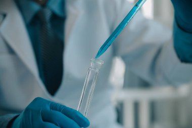 Coronavirus aşısı geliştirmek için mikroskop ile çalışan biyokimyasal araştırma ekibi farmasötik araştırma laboratuvarında, seçici odaklı