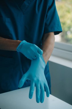 Doktor ya da hemşire mavi nitril cerrahi eldiven, profesyonel tıbbi güvenlik ve beyaz arka plan için hijyen ve sağlık muayenesi yapıyor..