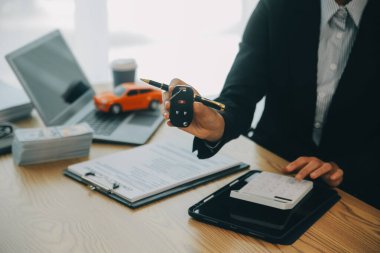 Satıcı göndermek anahtar için iyi bir anlaşma anlaşma sonra müşteri başarılı otomobil kredisi sözleşme satın alma veya satış yeni araç.