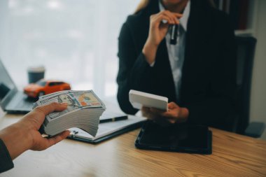 Satıcı göndermek anahtar için iyi bir anlaşma anlaşma sonra müşteri başarılı otomobil kredisi sözleşme satın alma veya satış yeni araç.