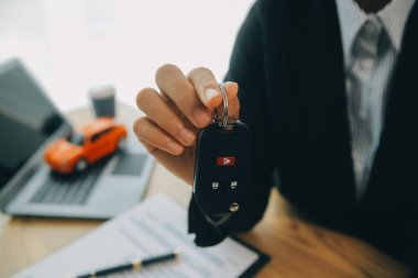 Satıcı göndermek anahtar için iyi bir anlaşma anlaşma sonra müşteri başarılı otomobil kredisi sözleşme satın alma veya satış yeni araç.