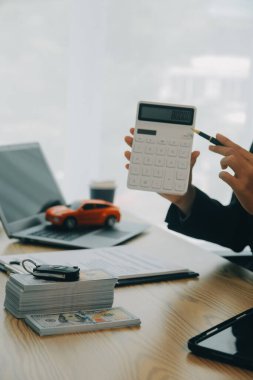 Satıcı göndermek anahtar için iyi bir anlaşma anlaşma sonra müşteri başarılı otomobil kredisi sözleşme satın alma veya satış yeni araç.