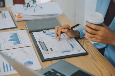 İş ekibi ile yeni başlangıç planı ve tartışma için proje bilgilerini dizüstü bilgisayar ve dijital tablet ile mali strateji bir modern iş salonda çalışıyor.