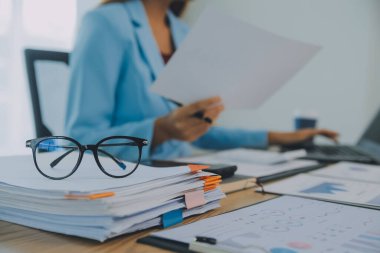 İş ekibi ile yeni başlangıç planı ve tartışma için proje bilgilerini dizüstü bilgisayar ve dijital tablet ile mali strateji bir modern iş salonda çalışıyor.