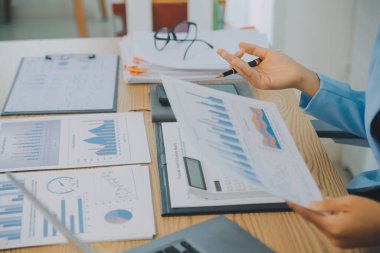 İş ekibi ile yeni başlangıç planı ve tartışma için proje bilgilerini dizüstü bilgisayar ve dijital tablet ile mali strateji bir modern iş salonda çalışıyor.