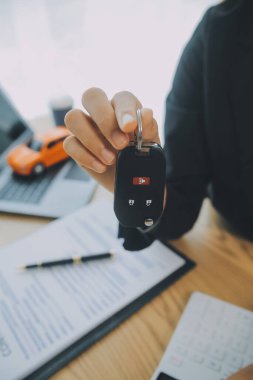 Satıcı göndermek anahtar için iyi bir anlaşma anlaşma sonra müşteri başarılı otomobil kredisi sözleşme satın alma veya satış yeni araç.