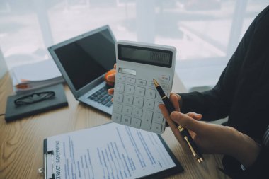 Satıcı göndermek anahtar için iyi bir anlaşma anlaşma sonra müşteri başarılı otomobil kredisi sözleşme satın alma veya satış yeni araç.