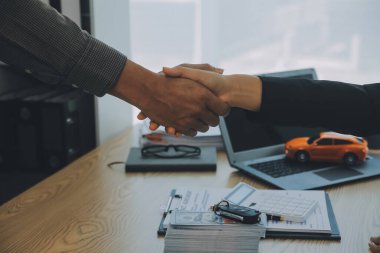 Satıcı göndermek anahtar için iyi bir anlaşma anlaşma sonra müşteri başarılı otomobil kredisi sözleşme satın alma veya satış yeni araç.