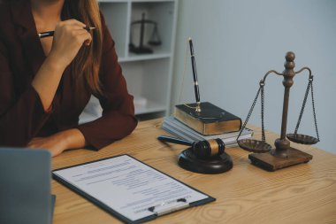 Avukat, hukuk danışmanı, iş adamı anlaşmanın ayrıntıları hakkında beyin fırtınası yapan iş adamı. Sözleşme belgelerindeki doğruluk için yasal işlem defterlerindeki iş sözleşmeleri. ortak mali yatırım.