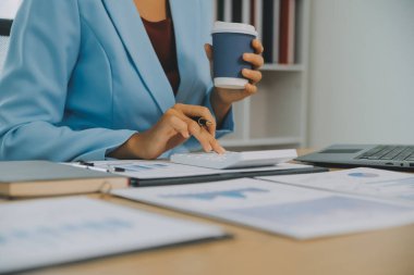 İş ekibi ile yeni başlangıç planı ve tartışma için proje bilgilerini dizüstü bilgisayar ve dijital tablet ile mali strateji bir modern iş salonda çalışıyor.