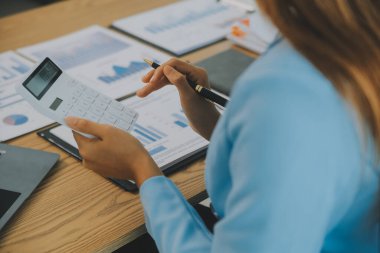 İş ekibi ile yeni başlangıç planı ve tartışma için proje bilgilerini dizüstü bilgisayar ve dijital tablet ile mali strateji bir modern iş salonda çalışıyor.