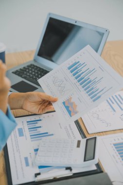 İş ekibi ile yeni başlangıç planı ve tartışma için proje bilgilerini dizüstü bilgisayar ve dijital tablet ile mali strateji bir modern iş salonda çalışıyor.
