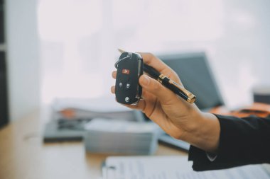 Satıcı göndermek anahtar için iyi bir anlaşma anlaşma sonra müşteri başarılı otomobil kredisi sözleşme satın alma veya satış yeni araç.