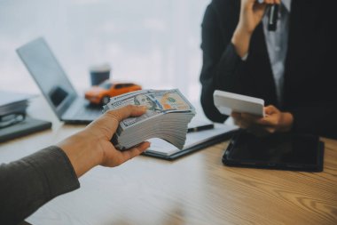 Satıcı göndermek anahtar için iyi bir anlaşma anlaşma sonra müşteri başarılı otomobil kredisi sözleşme satın alma veya satış yeni araç.