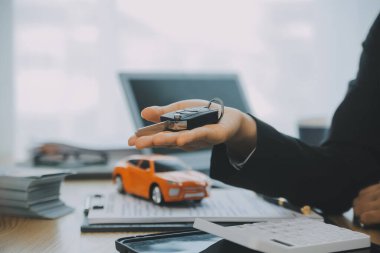 Satıcı göndermek anahtar için iyi bir anlaşma anlaşma sonra müşteri başarılı otomobil kredisi sözleşme satın alma veya satış yeni araç.