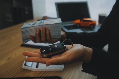 Satıcı göndermek anahtar için iyi bir anlaşma anlaşma sonra müşteri başarılı otomobil kredisi sözleşme satın alma veya satış yeni araç.