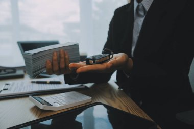 Satıcı göndermek anahtar için iyi bir anlaşma anlaşma sonra müşteri başarılı otomobil kredisi sözleşme satın alma veya satış yeni araç.
