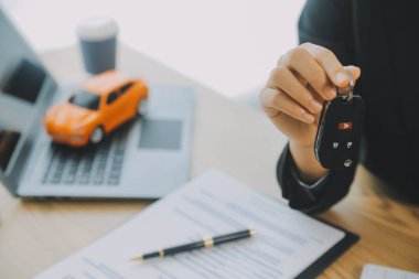 Satıcı göndermek anahtar için iyi bir anlaşma anlaşma sonra müşteri başarılı otomobil kredisi sözleşme satın alma veya satış yeni araç.