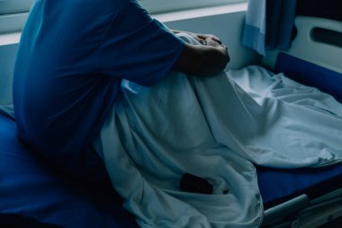 Hasta yatakta tek başına oturup pencereden dışarı baktı ve stres, can sıkıntısı, yalnızlık, endişe yaşadı. - Sağlık ve Sağlık Hizmetleri