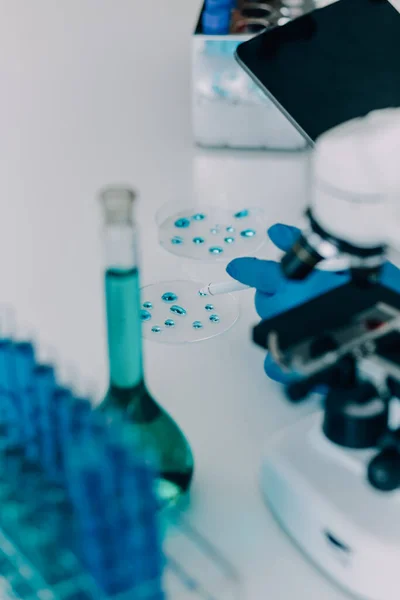 Βιοχημική Ερευνητική Ομάδα Που Εργάζεται Μικροσκόπιο Για Την Ανάπτυξη Εμβολίων — Φωτογραφία Αρχείου