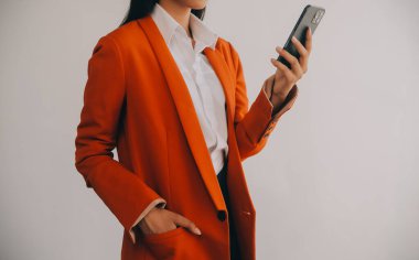 Çekici gülümseyen Asyalı iş kadını ev ofisinde çalışıyor, Asyalı kadın dizüstü bilgisayarında tablet tutuyor..