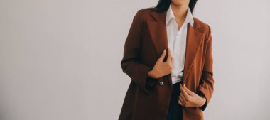 Çekici gülümseyen Asyalı iş kadını ev ofisinde çalışıyor, Asyalı kadın dizüstü bilgisayarında tablet tutuyor..