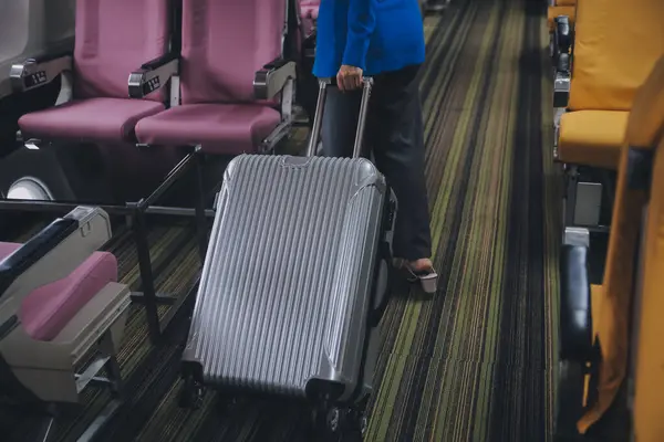 Azji Kobieta Podróżnik Wprowadzenie Bagażu Szafki Nad Głową Samolocie Podczas — Zdjęcie stockowe