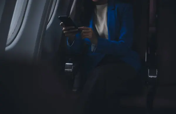 Young Asian Business Woman Talking Smartphone Businesswoman Working While Flying — Stock Photo, Image