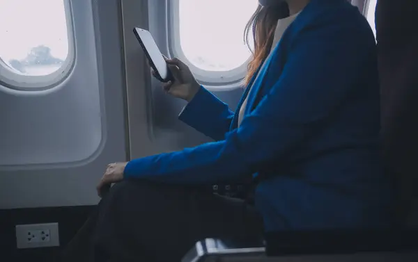 Young Asian Business Woman Talking Smartphone Businesswoman Working While Flying — Stock Photo, Image