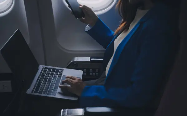 モバイルとラップトップを使用して 思いやりのあるアジアの人々は 飛行機の窓 完全に休日の旅行の予想と興奮をキャプチャします 中国人 日本人 — ストック写真