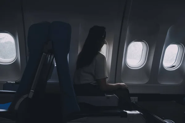 Σιλουέτα Της Γυναίκας Κοιτάζει Από Παράθυρο Ενός Ιπτάμενου Αεροπλάνου Επιβάτης — Φωτογραφία Αρχείου