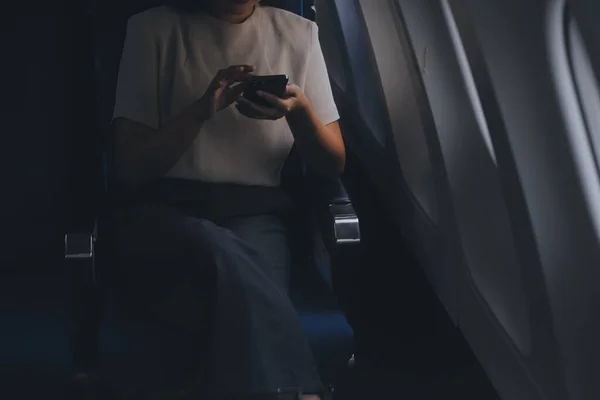 Atraktivní Asijská Žena Cestující Letadla Sedí Pohodlném Sedadle Při Práci — Stock fotografie
