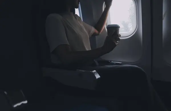 Asijské Žena Těší Kávu Pohodlný Let Zatímco Sedí Kabině Letadla — Stock fotografie