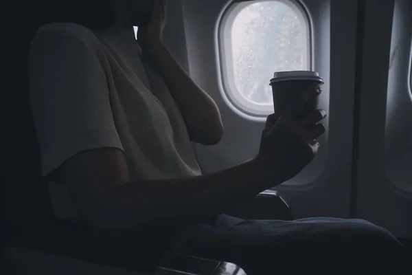 Asiatin Genießt Einen Kaffee Bequem Flug Während Der Flugzeugkabine Sitzen — Stockfoto