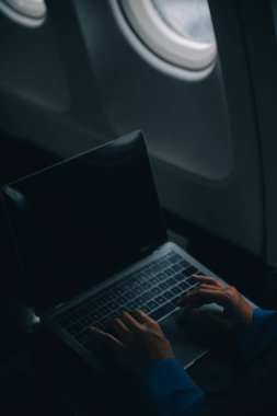 Cep telefonu ve dizüstü bilgisayar kullanan düşünceli Asyalı kadın yolcu gemisi, uçak penceresi tatil seyahatinin heyecanını ve heyecanını mükemmel bir şekilde yakalıyor. Çinliler, Japonlar..