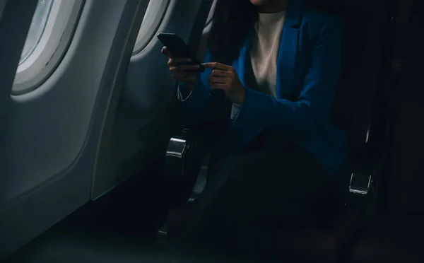 Ung Asiatisk Affärskvinna Talar Smartphone Affärskvinna Som Arbetar Medan Flyger — Stockfoto
